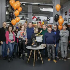 Ekipa "Lombard. Życie pod zastaw" świętuje 500. odcinek. Wszyscy uśmiechnięci, z balonami i tortem, gotowi na kolejne przygody.