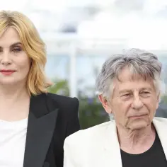 Emmanuelle Seigner i Roman Polański, jej mąż, pozują do zdjęć.