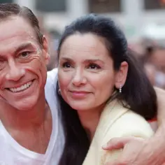 Jean-Claude Van Damme z uśmiechem obejmuje swoją żonę.