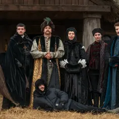 Obsada 1670: pięć osób w historycznych strojach, jedna leży na ziemi.