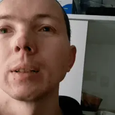 Jaruś z chłopaków do wzięcia, z uśmiechem na twarzy, wpatruje się w obiektyw.