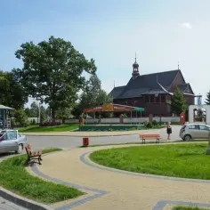 Drewniany kościół i sklep z narzędziami. Może to miejsce, gdzie kręcono "Ranczo"?