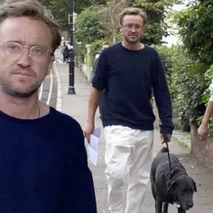 Tom Felton spaceruje z psem i towarzyszką.