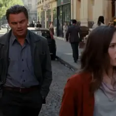 Leonardo DiCaprio i Ellen Page w Incepcji, idący ulicą.