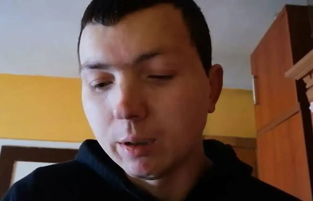 Jaruś z chłopaków do wzięcia, w czarnej bluzie, zamyślony.