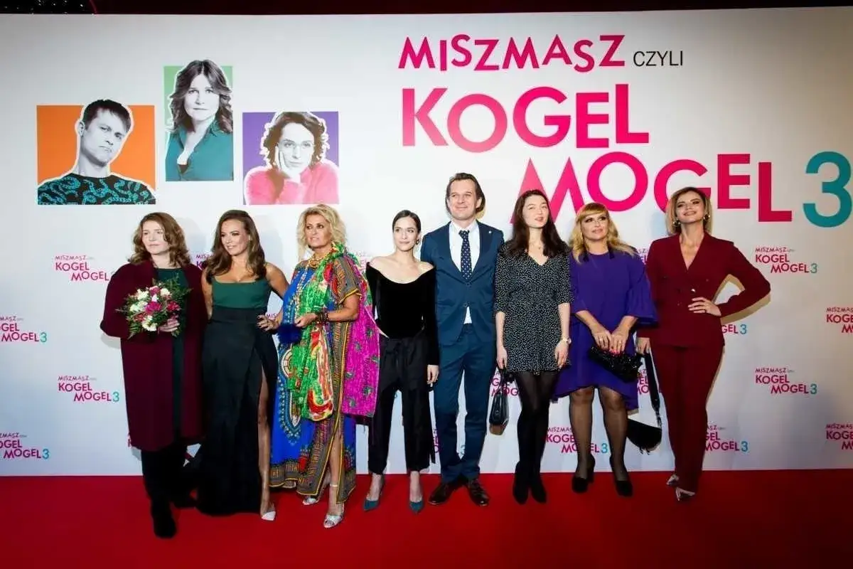 Kogel-mogel obsada na premierze filmu. Aktorzy pozują na czerwonym dywanie.