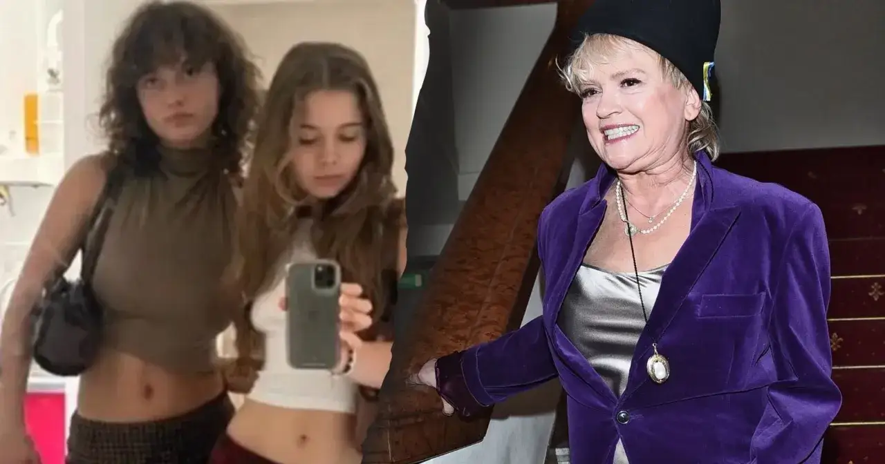 Katarzyna Figura z córkami. Dwie młode kobiety robią sobie selfie, obok uśmiechnięta aktorka w fioletowej marynarce.